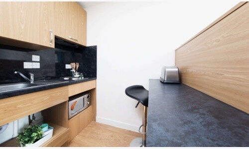 How to rent an apartment in Newcastle-under-lyme for students,Newcastle-under-lyme student flats with a balcony.