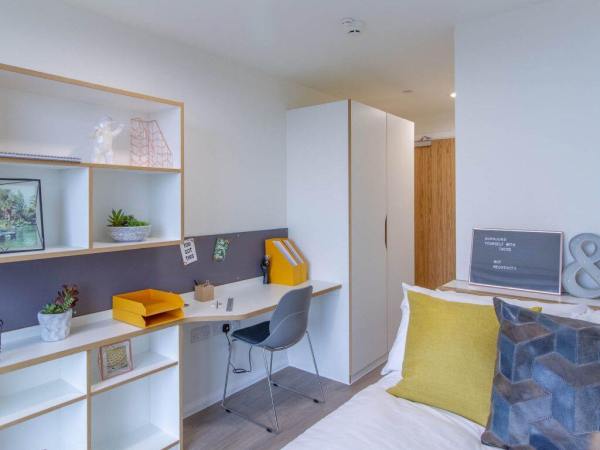 Advantages of en-suite rooms in London student housing,Price comparison for student flats in London