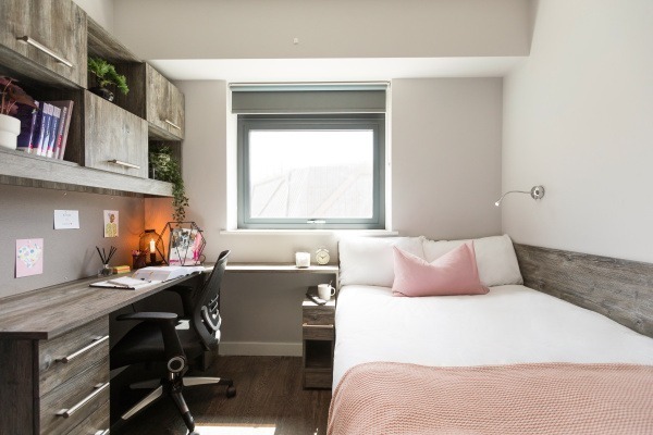 Pros and cons of Edinburgh student residence halls,How comfortable are the beds in Edinburgh student apartments?