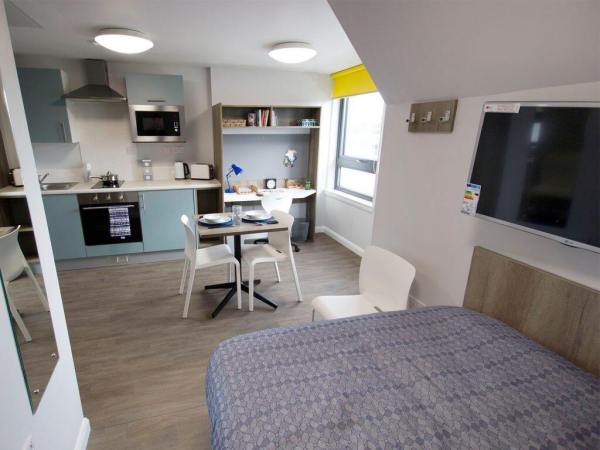 Advantages of en-suite rooms in London student housing,Cheap student living in London city