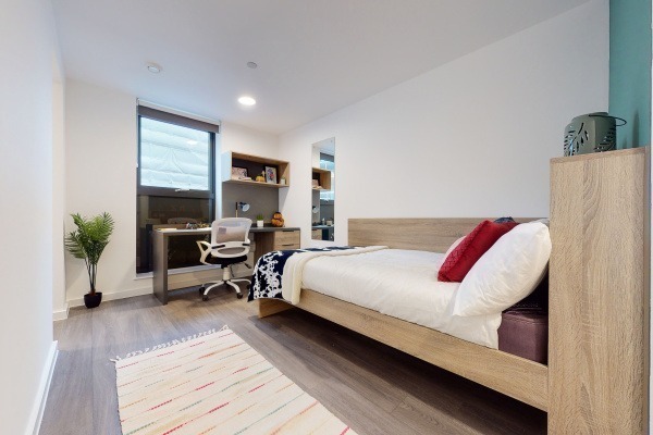 Advantages of en-suite rooms in London student housing,Safe neighborhoods in London for students.