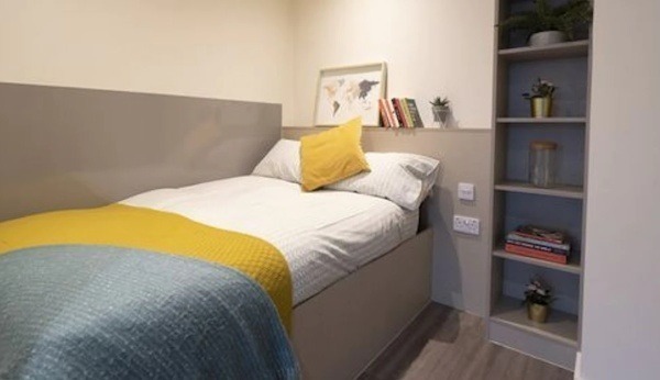 Advantages of en-suite rooms in London student housing,Cost-effective student residence London