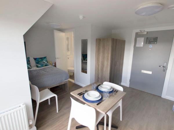 Advantages of en-suite rooms in Liverpool student housing,Liverpool student accommodations near public transport.