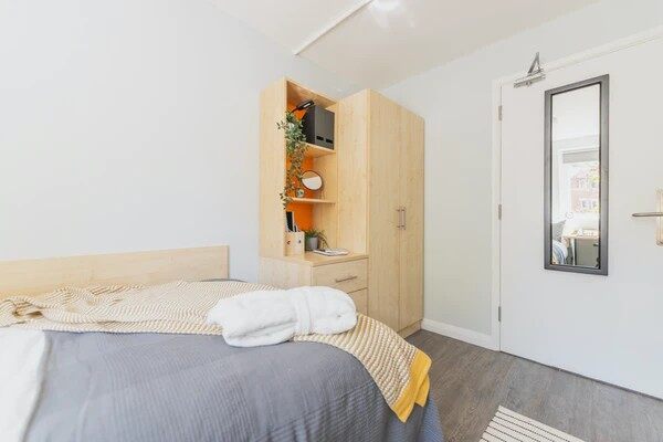 Short-term student rentals in Perth,Cost of student accommodation near Perth tube stations