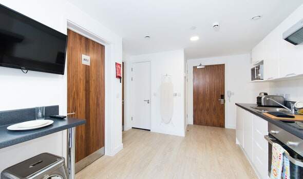 Safe areas in London for international students to live,Low-cost student flats in London