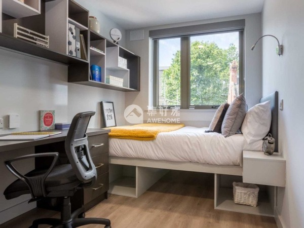 Edinburgh university campus vs off-campus housing,Shared student flat monthly costs Edinburgh