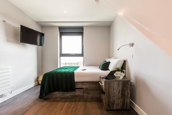 Advantages of en-suite rooms in London student housing,London student flats with a balcony.