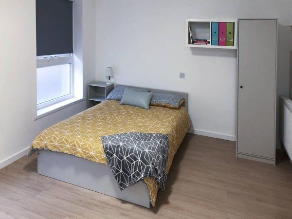 Benefits of living in a London student community,Shared student flat monthly costs London