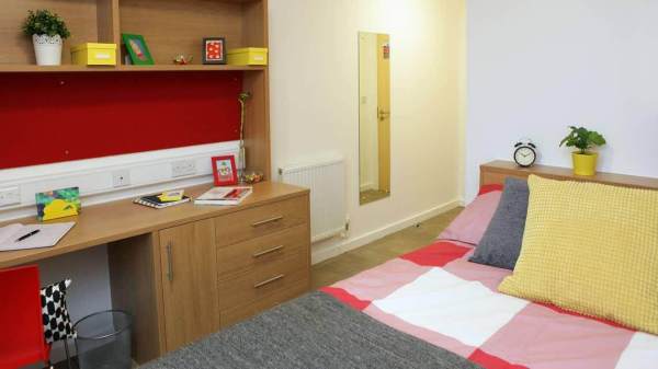 Advantages of en-suite rooms in Cheltenham student housing,How comfortable are the beds in Cheltenham student apartments?