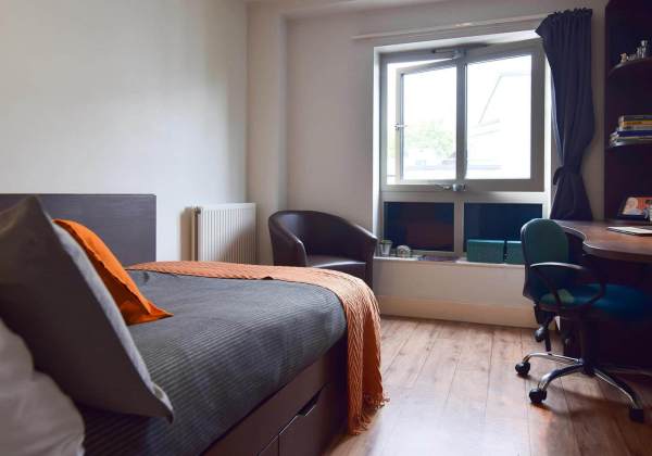 Things to check before signing a lease in Huddersfield,Semester-based student housing prices in Huddersfield