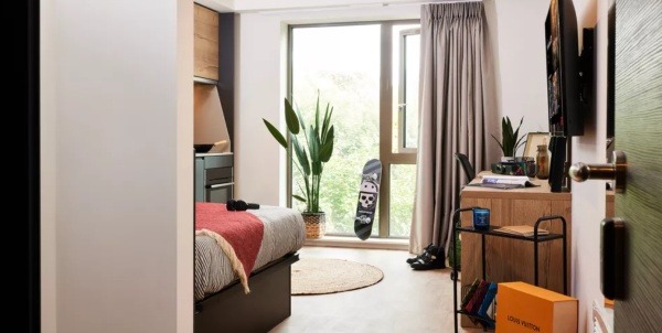 Finding roommates for London student flats,Budget-friendly student hostels in London