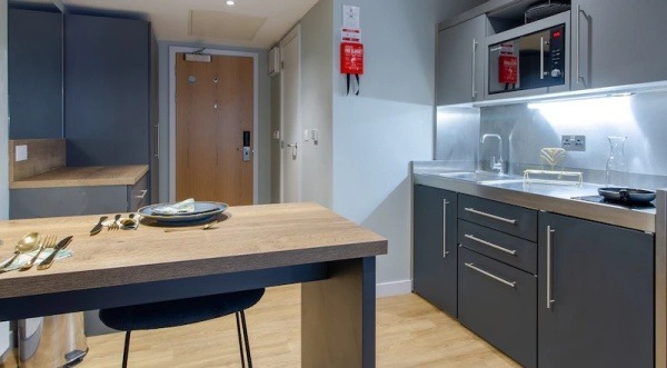 Advantages of en-suite rooms in London student housing,London student flats with a balcony.