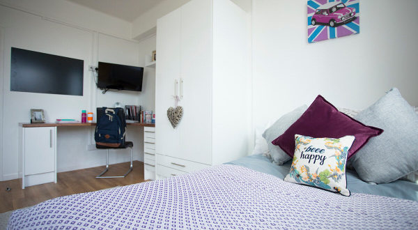 Advantages of en-suite rooms in Portsmouth student housing,Student shared apartments Portsmouth pricing