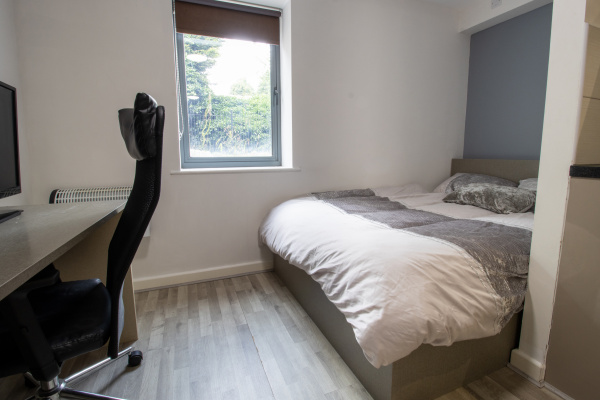 Newcastle-under-lyme student accommodation contracts explained,Best value student flats in Newcastle-under-lyme