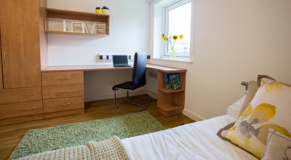 How to negotiate rent for student properties in London,London student accommodations near public transport.