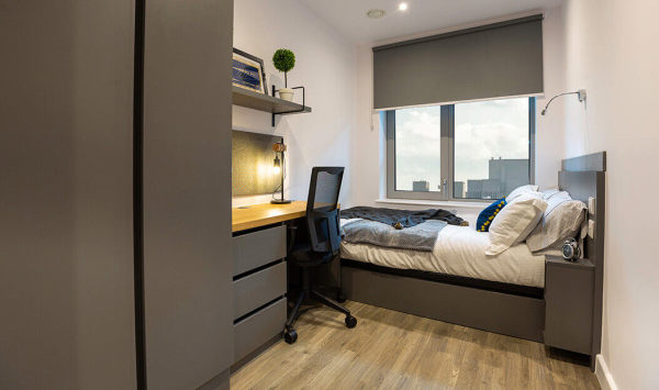 London university campus vs off-campus housing,Cheap student living in London city