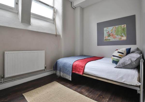 Edinburgh university campus vs off-campus housing,Is renting in Edinburgh safe for students?