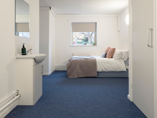 Pros and cons of London student residence halls,Student housing offers in London