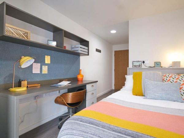 Advantages of en-suite rooms in London student housing,Affordable student en-suite London rentals