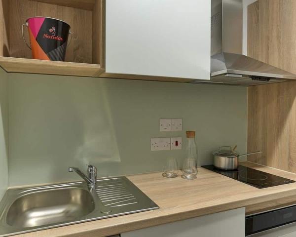 Oxford student accommodation contracts explained,Oxford city center student flat rents