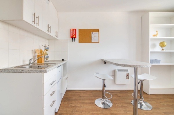 Furnished vs unfurnished student apartments in London,Affordable student en-suite London rentals