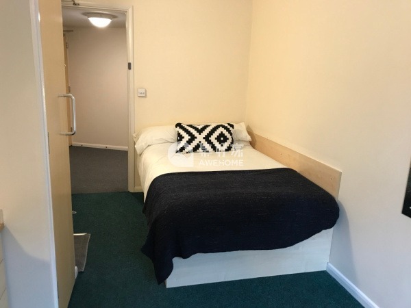 Benefits of living in a London student community,Cheap student en-suite rooms in London