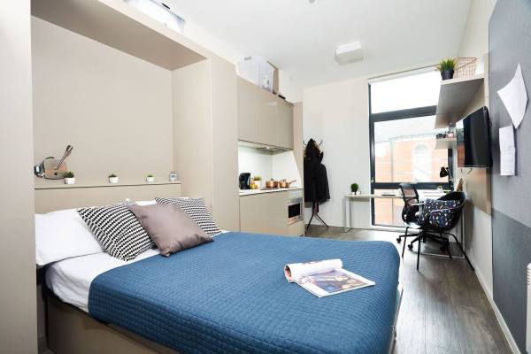 London university campus vs off-campus housing,Cheap student accommodation London