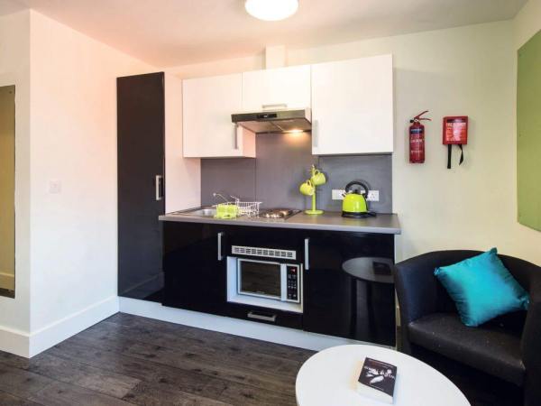 Best time of year to look for student housing in London,London student flats with a balcony.