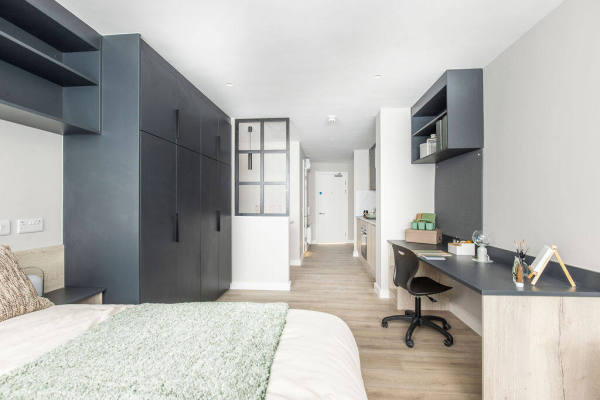 Advantages of en-suite rooms in Toronto student housing,Toronto student accommodations near public transport.