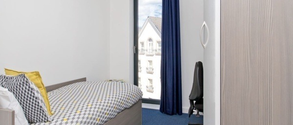 Understanding London's public transport for student areas,London student flats with a balcony.