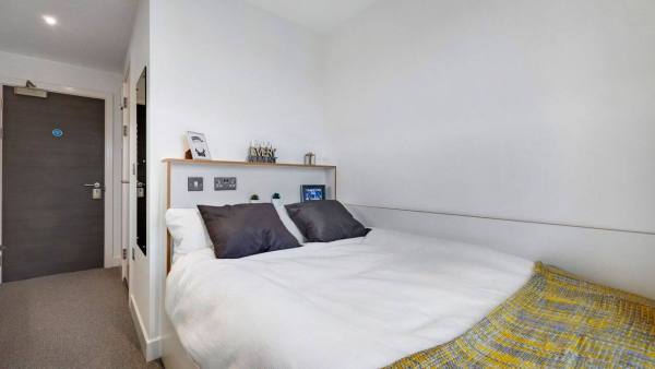 Furnished vs unfurnished student apartments in Leeds,Leeds student accommodations near public transport.