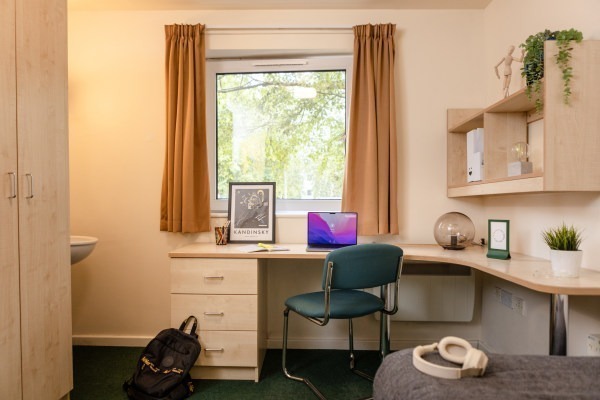 Advantages of en-suite rooms in StHelens student housing,Semester-based student housing prices in StHelens