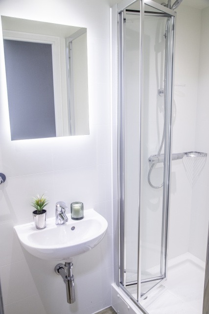 Advantages of en-suite rooms in Reading student housing,How safe is the surrounding area of Reading universities?