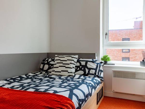 Benefits of living in a London student community,London student accommodation deposit amount