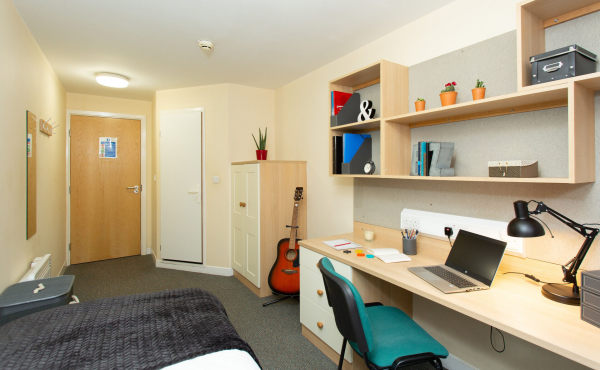 Things to check before signing a lease in Belfast,Best deals for student accommodation in Belfast