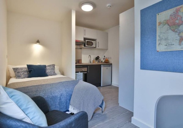 Steps to rent a student property in London,London student flats with a balcony.