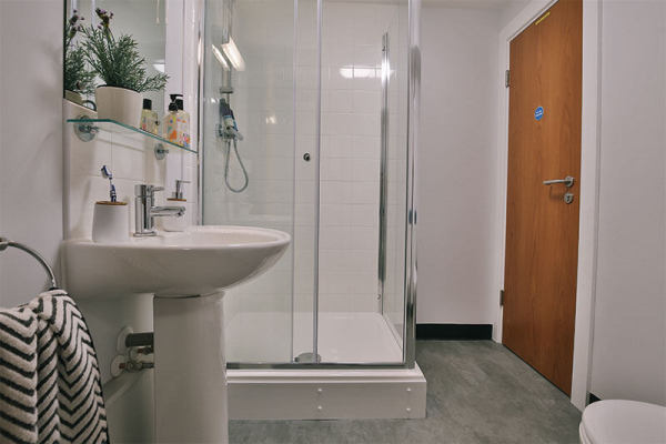 Benefits of living in a Luton student community,Affordable student en-suite Luton rentals