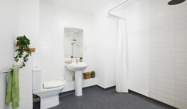 Advantages of en-suite rooms in London student housing,London student flats with a balcony.