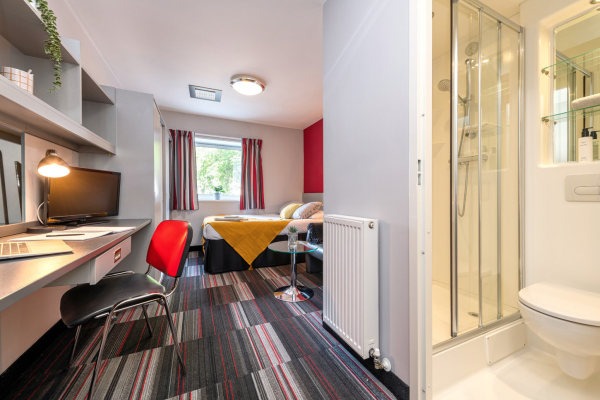 Benefits of living in a London student community,London student housing price range