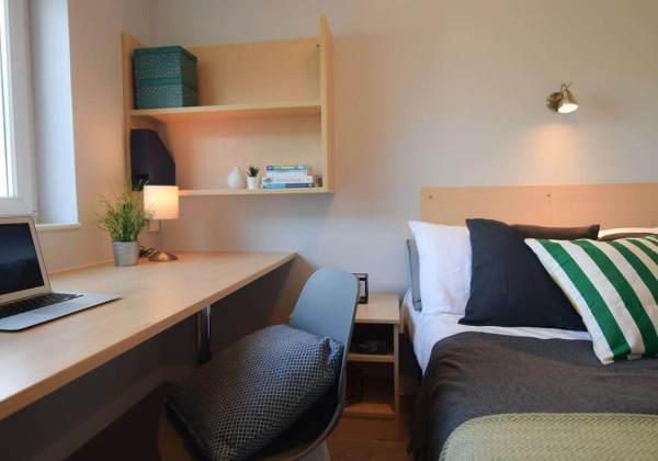 Best time of year to look for student housing in London,Cheap student living in London city