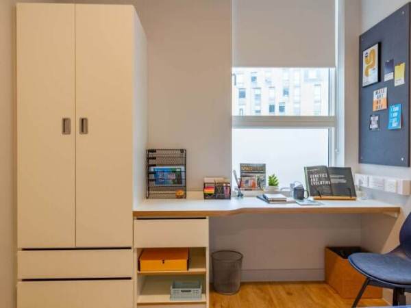 Advantages of en-suite rooms in NewYork student housing,Parking spaces in NewYork student apartments.