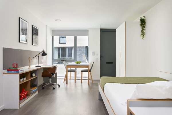 Advantages of en-suite rooms in Manchester student housing,Semester-based student housing prices in Manchester