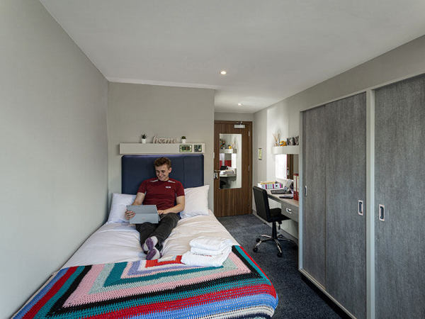 Advantages of en-suite rooms in London student housing,Best priced student housing in London