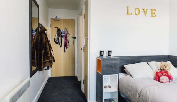 Things to check before signing a lease in London,Is renting in London safe for students?