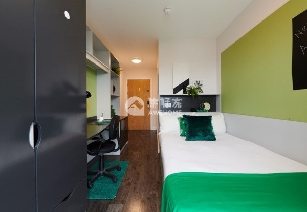 Southampton university campus vs off-campus housing,Budget-friendly student hostels in Southampton