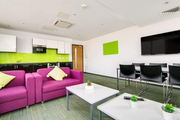 Pros and cons of London student residence halls,London student accommodation monthly rent