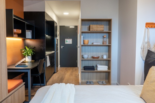 Advantages of en-suite rooms in London student housing,Price comparison for student flats in London