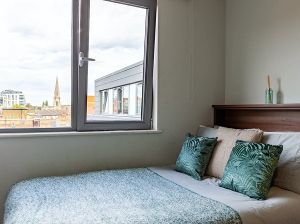 Liverpool university campus vs off-campus housing,Shared student flat monthly costs Liverpool