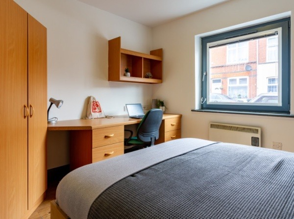 Tips for international students renting in Dundee,Dundee student accommodations near public transport.