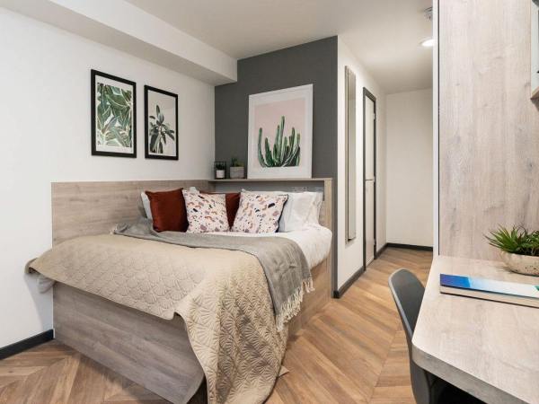 Benefits of living in London student halls,Student shared apartments London pricing